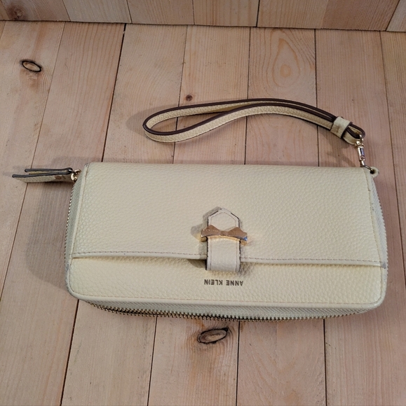 Anne Klein Cream Wristlet Clutch 8x4 - Picture 1 of 5
